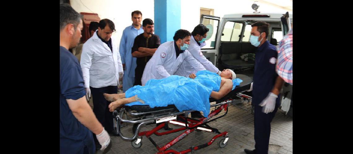  Voluntarios afganos llevan a un joven herido en camilla a un hospital luego del ataque suicida en Kabul (NA)