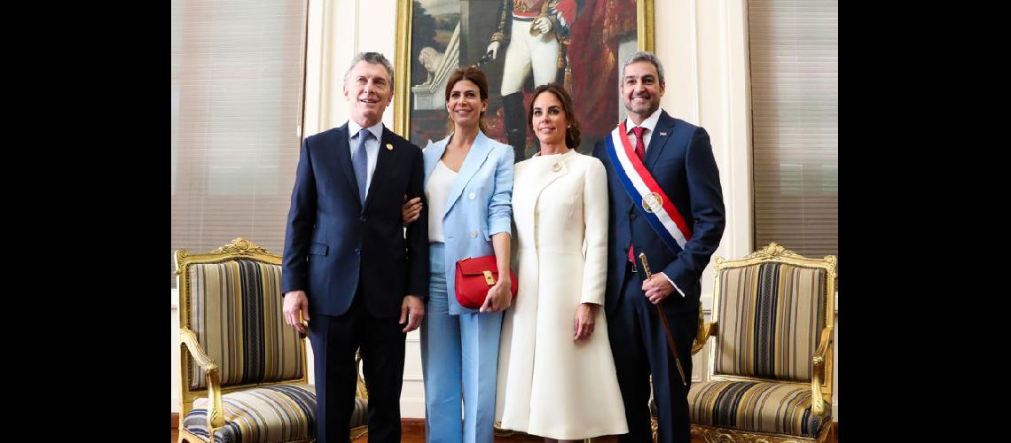  El presidente Mauricio Macri acompañado por Juliana Awada junto al nuevo presidente y su esposa (NOTICIAS ARGENTINAS)