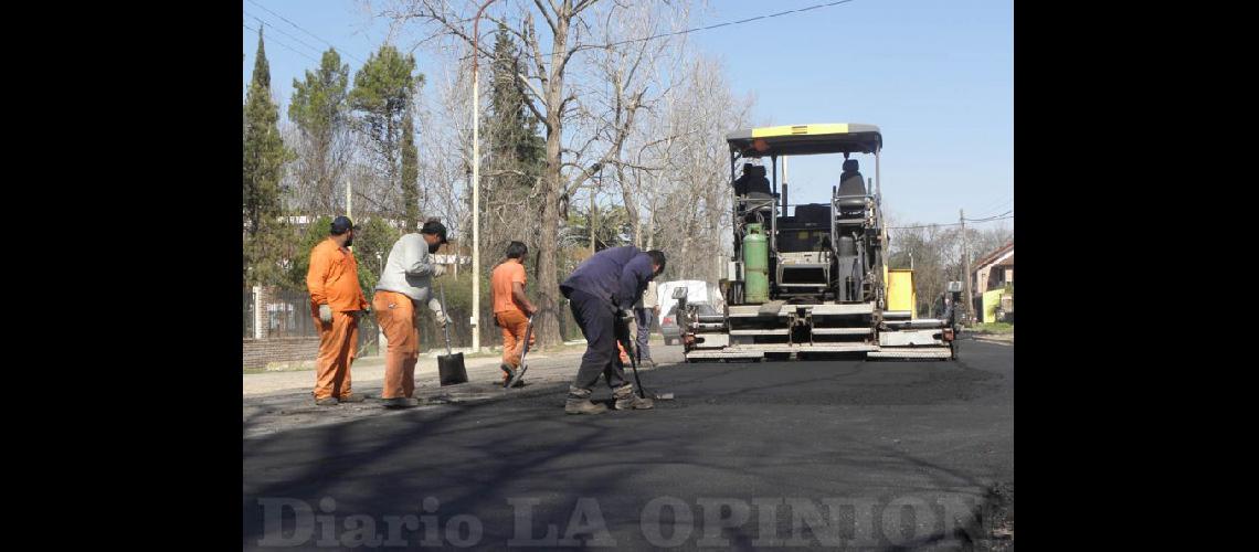  Ayer se llevaron a cabo trabajos con el nuevo asfalto en caliente en una zona de avenida Juan Manuel Rosas (LA OPINION)