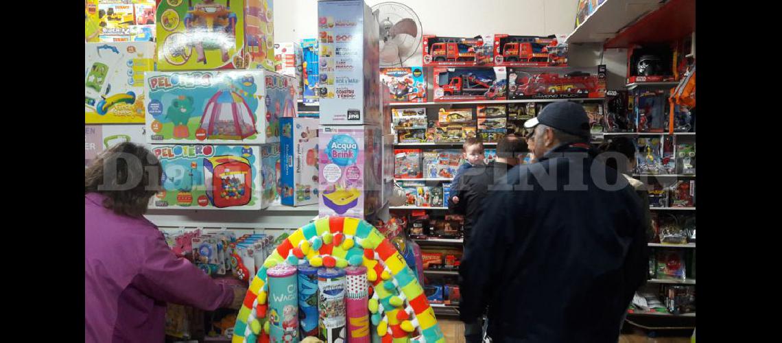  El sbado durante todo el día en las jugueterías  se divisó una importante cantidad de adultos en busca de juguetes para regalar (LA OPINION)