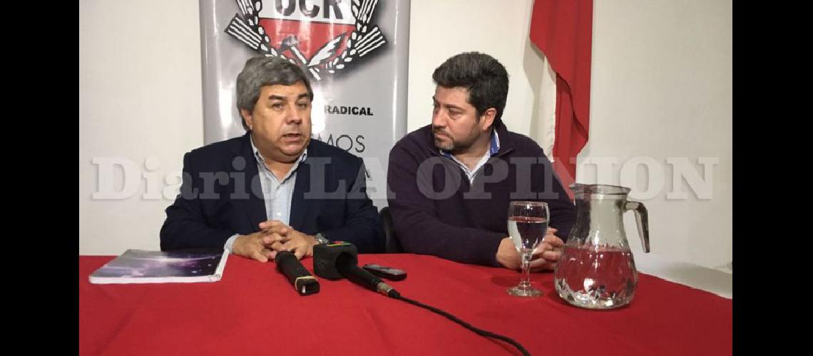  El diputado nacional Carlos Fernndez junto al presidente del Comité Radical Juan Manuel Batallnez (LA OPINION)