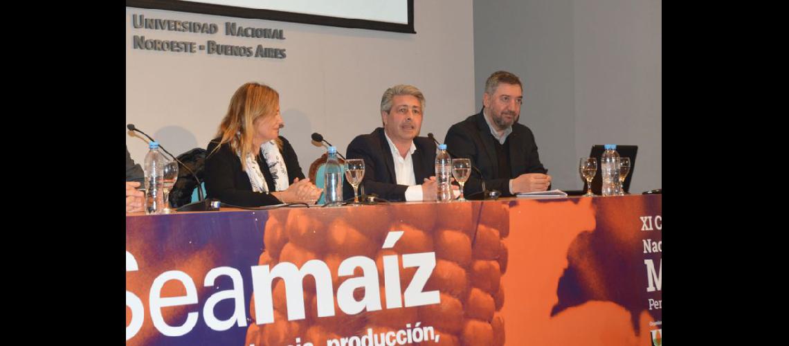  La diputada Susana Lzzari el intendente Javier Martínez y el rector de la Unnoba Guillermo Tamarit (LA OPINION)