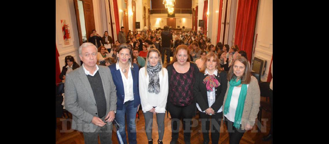  Marcelo Pacífico y Gisela Cerminara junto a referentes de dislexia a nivel local y provincial (LA OPINION)