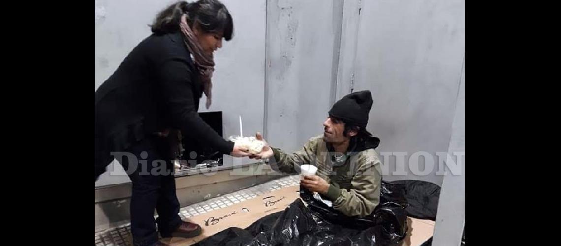  Cada viernes voluntarios de Vida Solidaria recorren los barrios Buenos Aires ofreciendo comida caliente y abrigo a las personas en situación de calle (VIDA SOLIDARIA ARGENTINA)