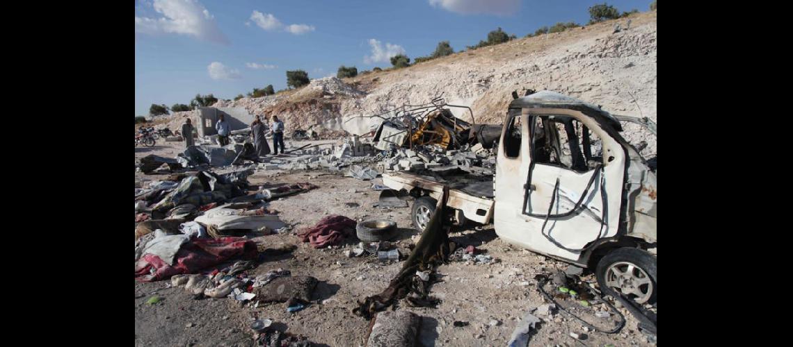  Un vehículo quemado y objetos personales en Hass después de un ataque aéreo de las fuerzas pro régimen (NA)    