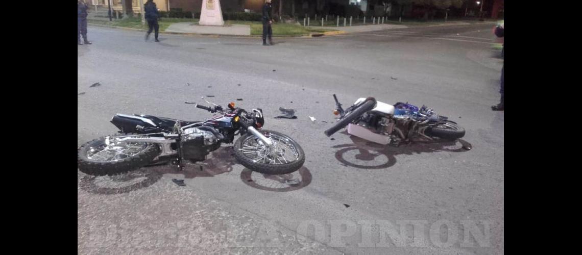  En Avenida Juan B Justo y Liniers chocaron las dos motocicletas Yamaha XTZ de color negra y una Yamaha CSI (LA OPINION)