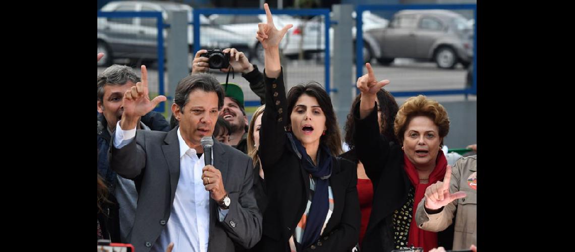  Fernando Haddad junto a la candidata a la vicepresidencia Manuela DAvila y la expresidenta Dilma Rousseff (NA)