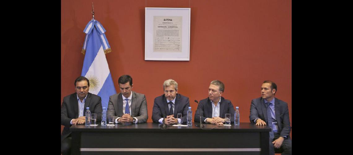  Los ministros Nicolas Dujovne y Rogelio Frigerio junto a algunoss gobernadores hablaron con la prensa (NA)