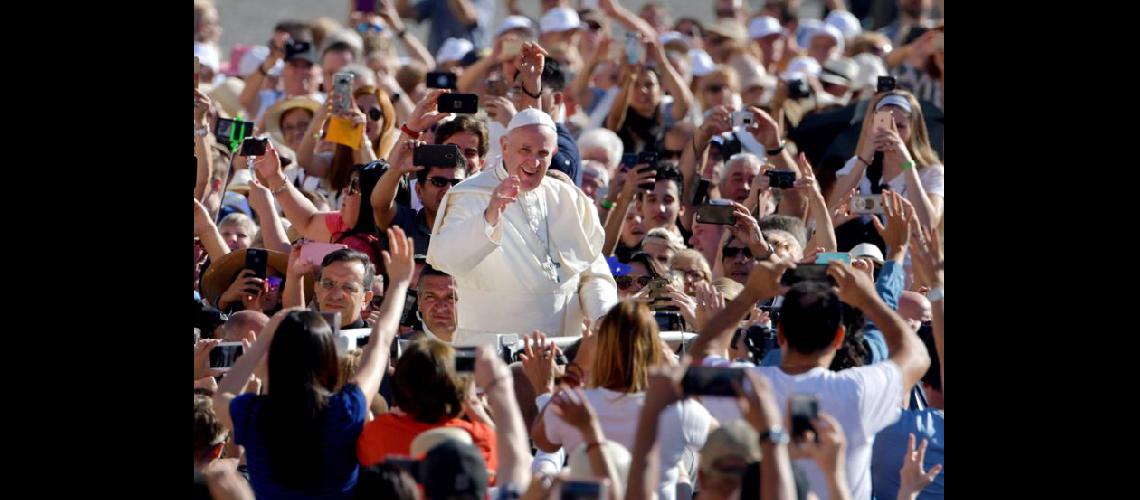  El Papa saluda al público mientras llega a dirigir su audiencia general semanal en la plaza de San Pedro (NA)
