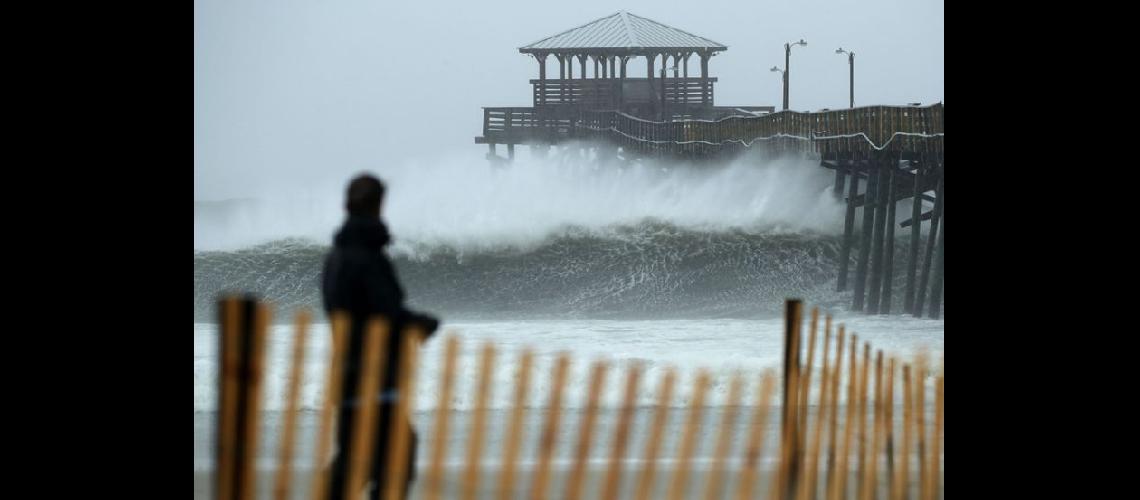  Las olas se estrellan contra un muelle debido a las bandas exteriores del huracn Florence en Atlantic Beach (NA)