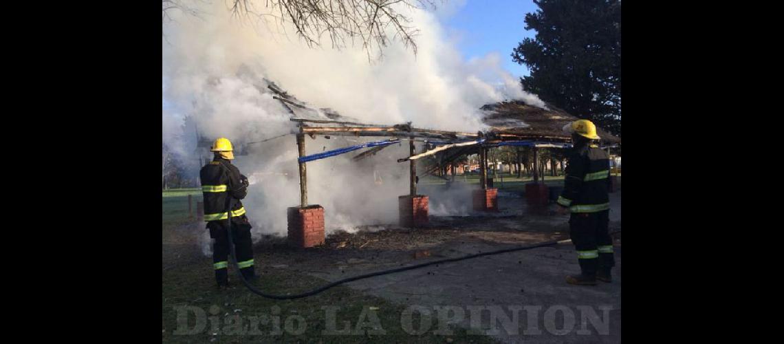  Uno de los quinchos del Club Gimnasia y Esgrima ardió y quedó totalmente destruido (LA OPINION)