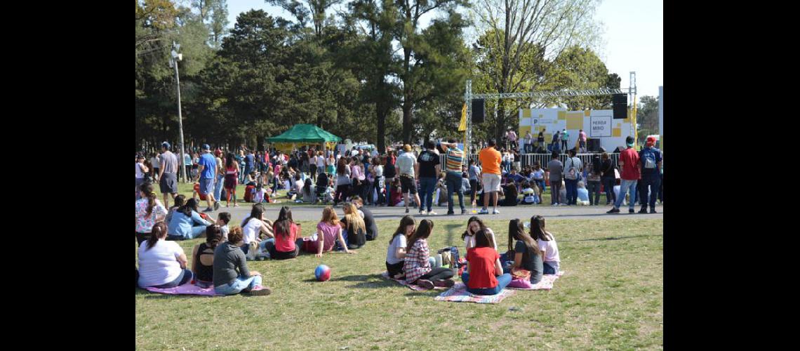  Esperan una multitud a partir de las 15-00 para celebrar la Primavera en el Parque (LA OPINION)