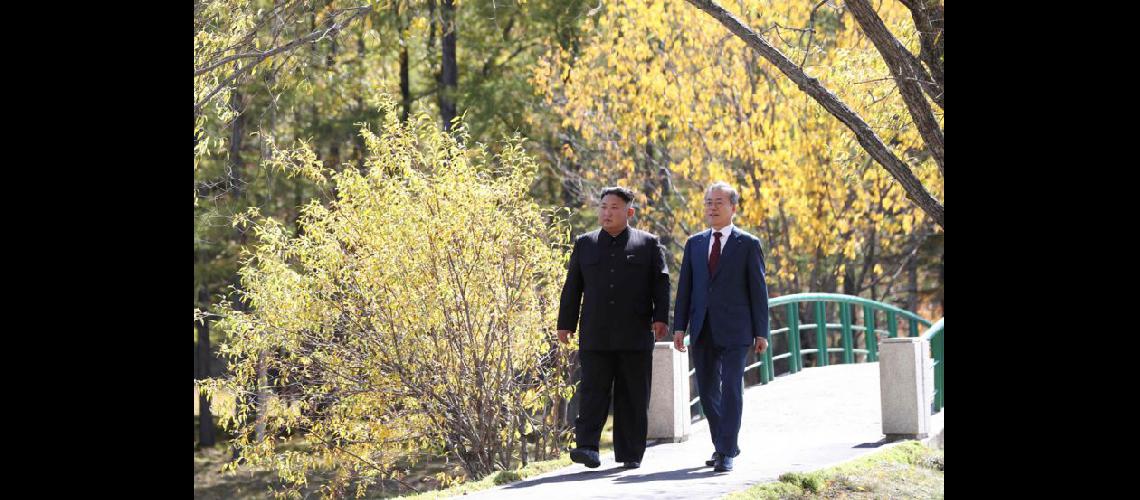 Kim Jong Un y Moon Jae-in caminan juntos durante una visita al hostal Samjiyon cerca del Monte Paektu (NA)