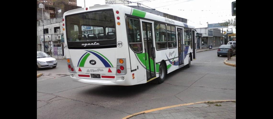  Las empresas de transporte público esperan la confirmación oficial sobre la continuidad de los subsidios (LA OPINION) 