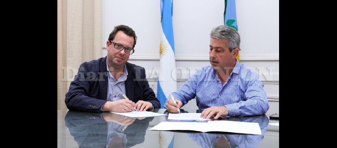  Alejandro Collia y Javier Martínez rubricaron el acuerdo este miércoles en Pergamino (LA OPINION)