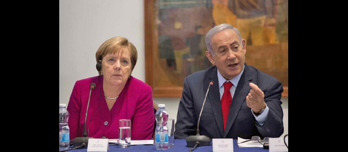  Angela Merkel y Benjamin Netanyahu se reunieron con empresarios israelíes y alemanes ayer en Jerusalén (NA)