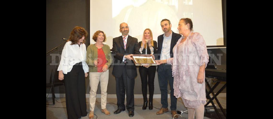  Referentes del Instituto Maiztegui recibieron de parte de la Municipalidad una placa por sus 40 años de labor (LA OPINION)