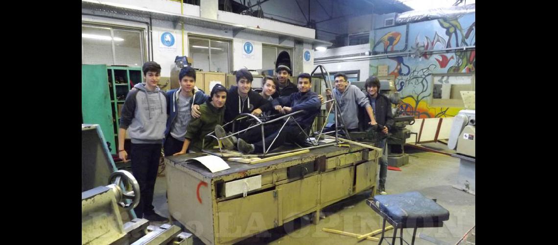  Parte del grupo de alumnos que trabajó en la construcción del vehículo eléctrico (LA OPINION)