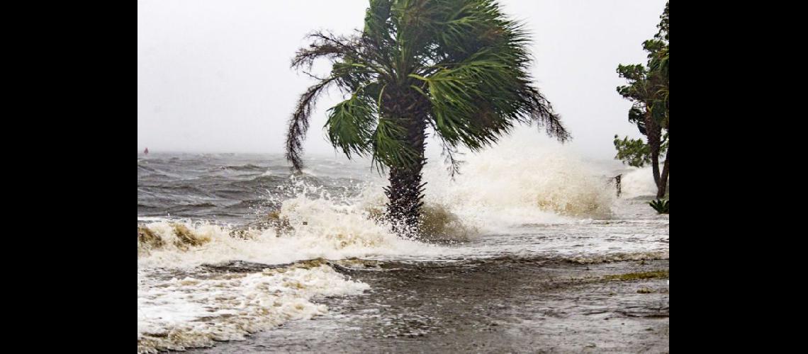  Las olas que provocó el huracn Michael azotaron las casas frente al mar en la comunidad de Shell Point Beach (NA)