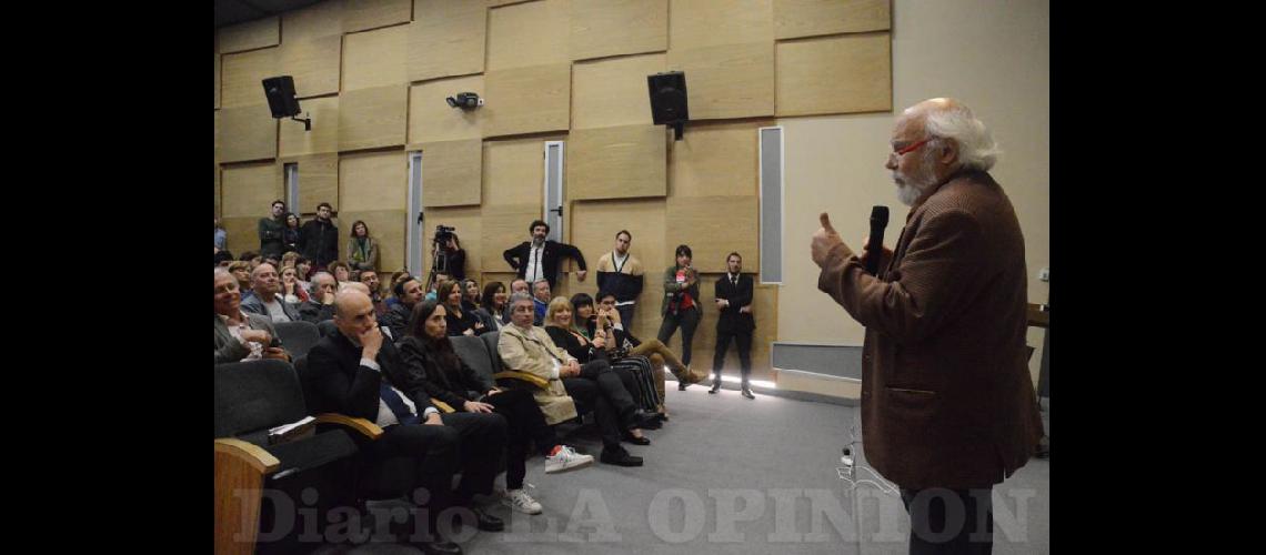  El escritor periodista y guionista Juan Sasturain brindó una charla al final de la inauguración (LA OPINION)