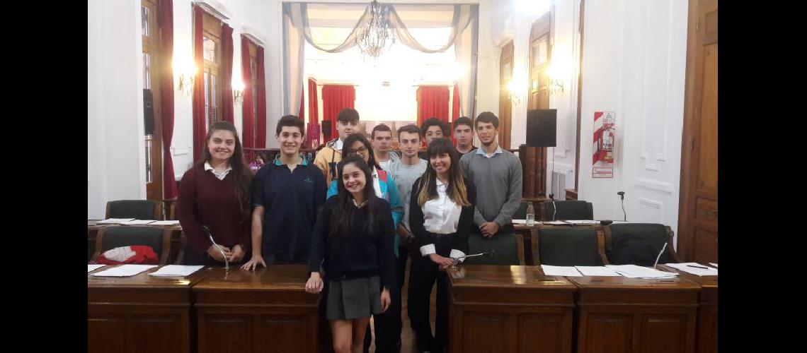  Los estudiantes de 15 colegios secundarios participaron de la primera sesión ordinaria del Parlamento (LA OPINION)