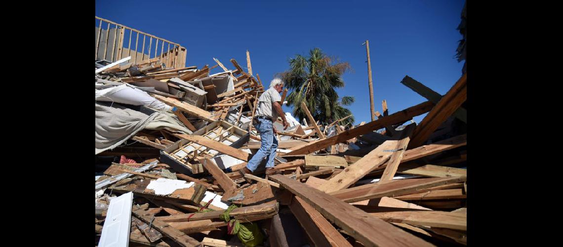 Un hombre revisa los restos de su casa después del paso del huracn Michael en México Beach Florida (NA) 