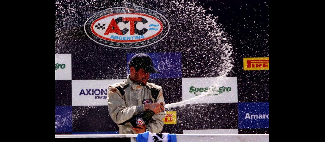  José Rasuk festeja en el podio de Neuquén su primera victoria en el TC Pista Mouras (ACTCORGAR) 