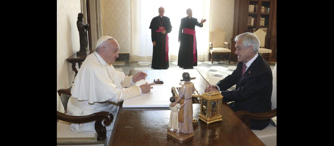  Francisco recibió en el Vaticano al presidente chileno Sebastin Piñera en coincidencia con al anuncio (NA)