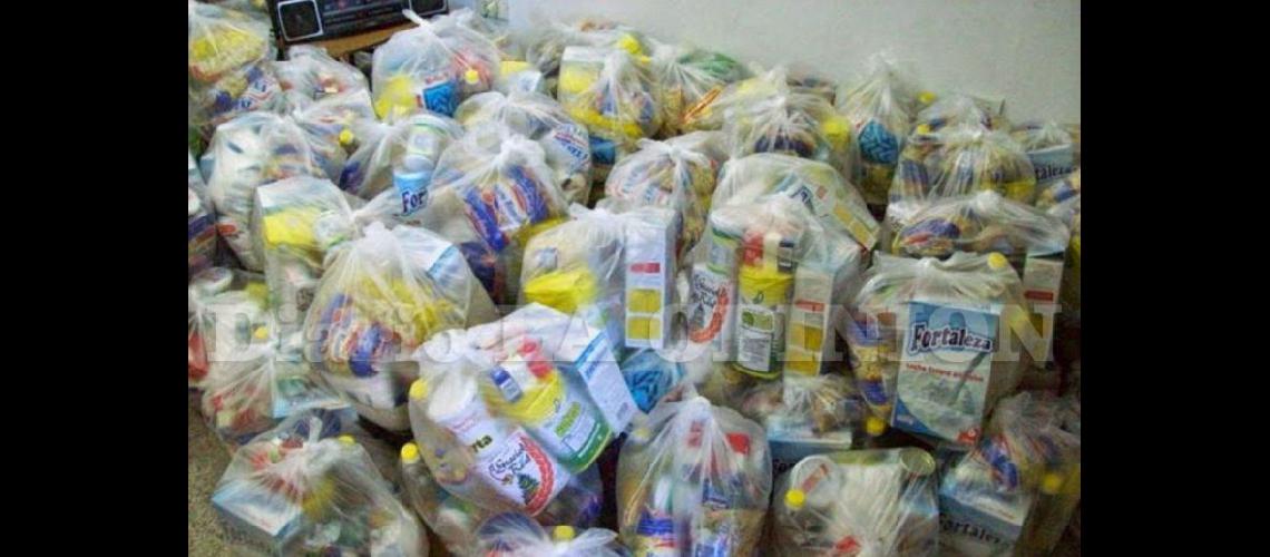  A los beneficiarios se les entregan bolsones con comida (PAMI)