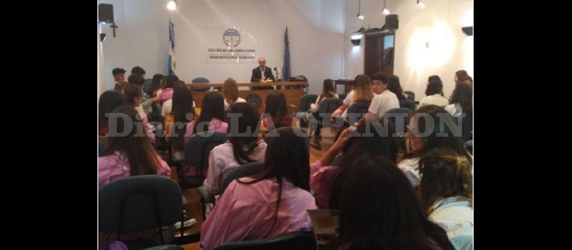  Carricart Petinari y Santamaría brindaron detalles de esta iniciativa que prepara a los jóvenes en caso de ser jurados (MUNICIPALIDAD DE PERGAMINO)