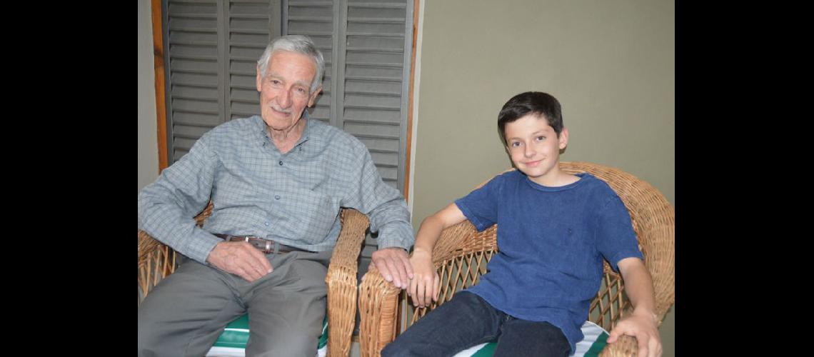  Fernando Chavero junto a su nieto Salvador Snchez Pujol (LA OPINION)