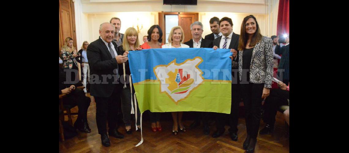  El momento ms emotivo de la jornada fue cuando la concejal Rosa Tulio desplegó la Bandera de Pergamino y la mostró a los presentes (LA OPINION)