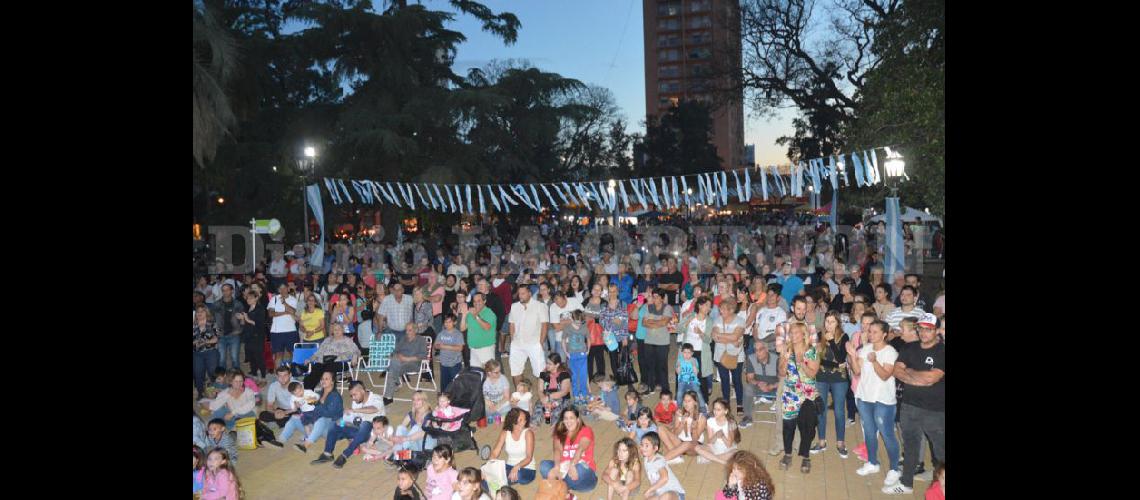   Cientos de personas se congregaron en la Plaza 25 de Mayo para disfrutar de la velada festiva por el cumpleaños de Pergamino (LA OPINION)