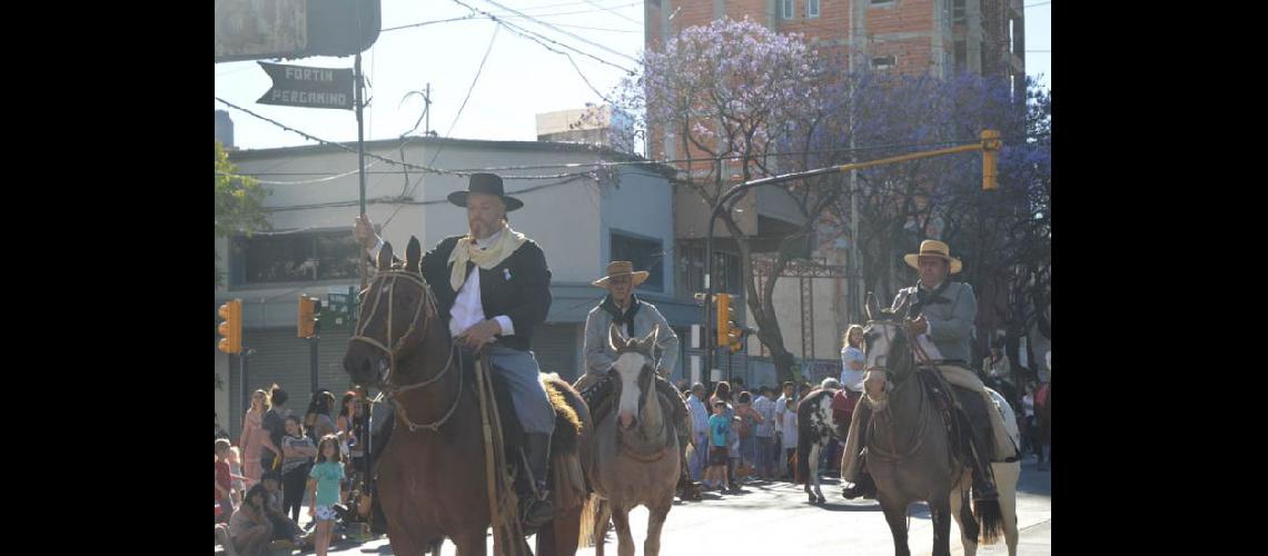  El tradicional desfile por las avenidas pergaminenses se realizar el sbado (LA OPINION) 