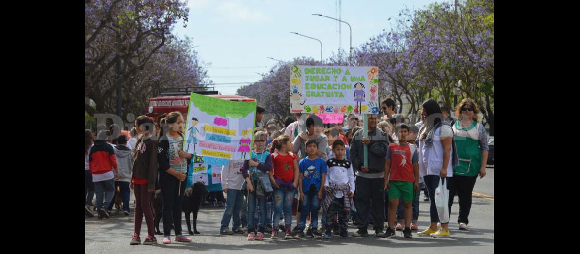  En cada esquina del trayecto se detendr la marcha para dar lectura a los derechos de los niños  (ARCHIVO LA OPINION)
