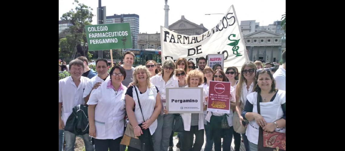  Farmacéuticos de toda la provincia entre ellos los pergaminenses se manifestaron ayer en la Corte (FARMACEUTICOS DE PERGAMINO)
