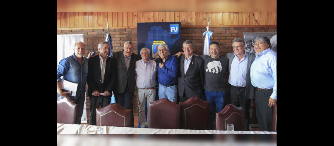  Gioja junto a Sol Hugo Moyano y el diputado Agustín Rossi entre otros en la reunión (NOTICIAS ARGENTINAS)