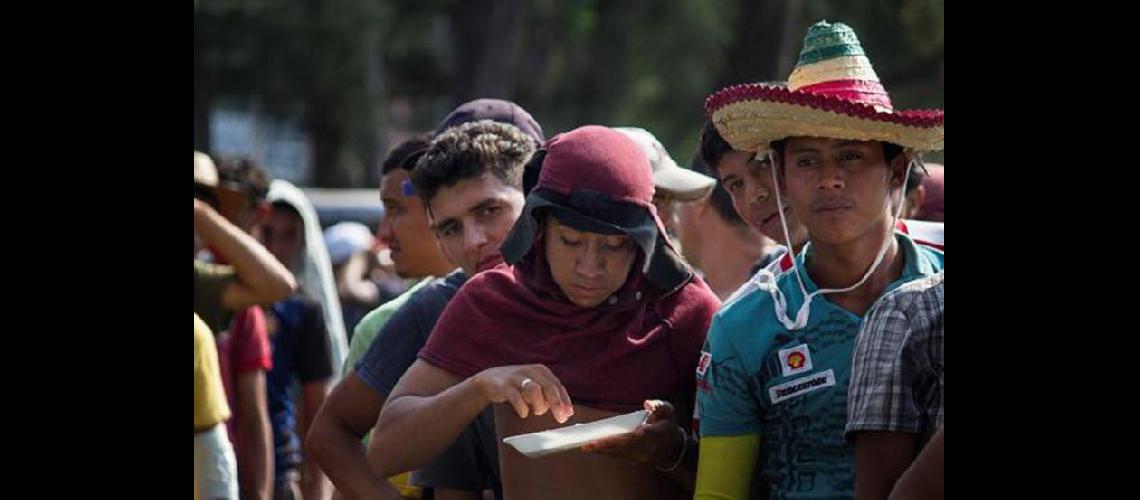  La caravana de migrantes dejó ayer el campamento en el que pernoctó por seis noches en la capital mexicana (EFE)