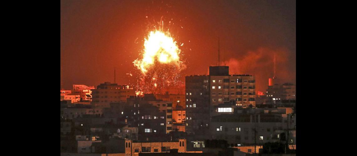  Una bola de fuego sobre el edificio de la estación de televisión de Al-Aqsa de Hamas en la Franja de Gaza (NA)