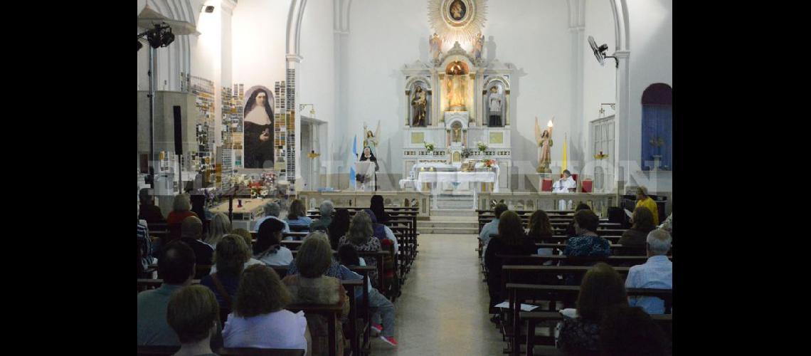 Numerosos fieles participaron de la celebración de la misa que se ofició en horas de la tarde (LA OPINION)