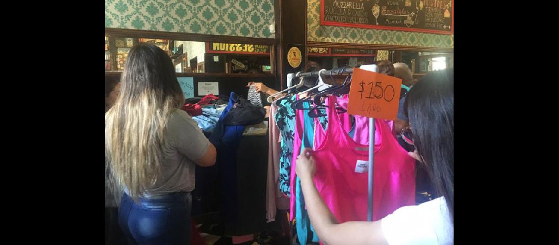  Numerosas personas adquirieron indumentaria a precios accesibles (ORGANIZADORES DE LA FERIA)