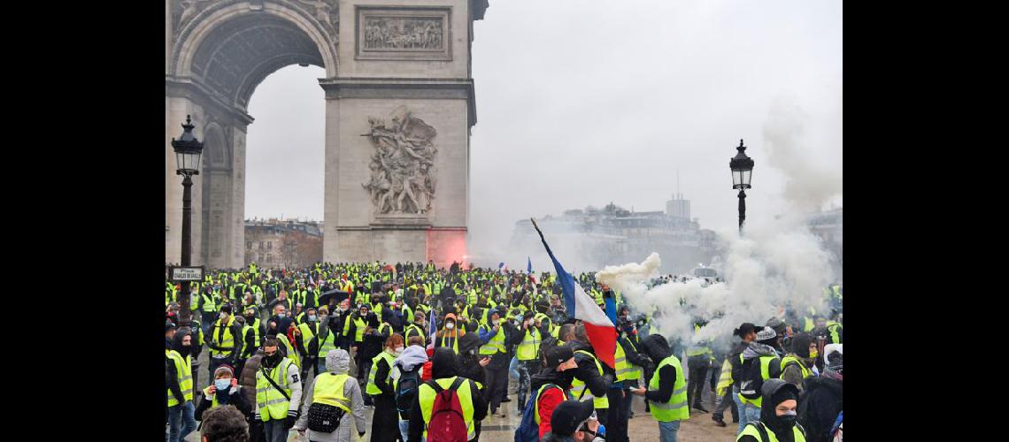 Manifestantes reunidos en el Arco de Triunfo en París durante la tercera protesta de los chalecos amarillos (NA)