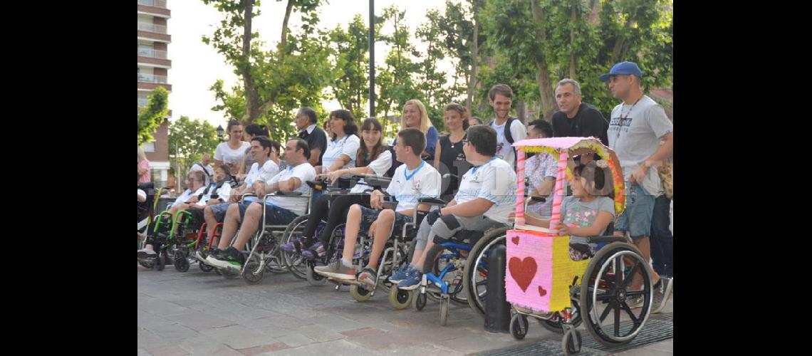  Ms de 50 personas algunas que se movilizan en sillas de ruedas y otras que no recorrieron las calles de la ciudad registrando las barreras (LA OPINION)