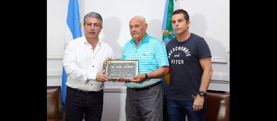  Carlos Molinato (Racing) recibió la placa de manos de Javier Martínez y Agustín Buscaglia (PRENSA MUNICIPALIDAD)