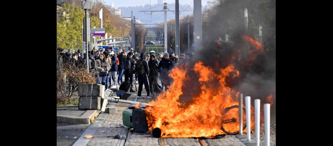  Estudiantes bloquearon en Burdeos el paso del tranvía en una manifestación contra las reformas educativas (NA)