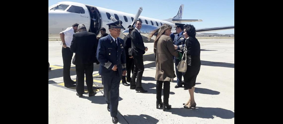  La aeronave que trasladó el féretro con los restos del Capitn Luis Castagnari acompañado por su viuda e hijos (NOTICIAS ARGENTINAS)