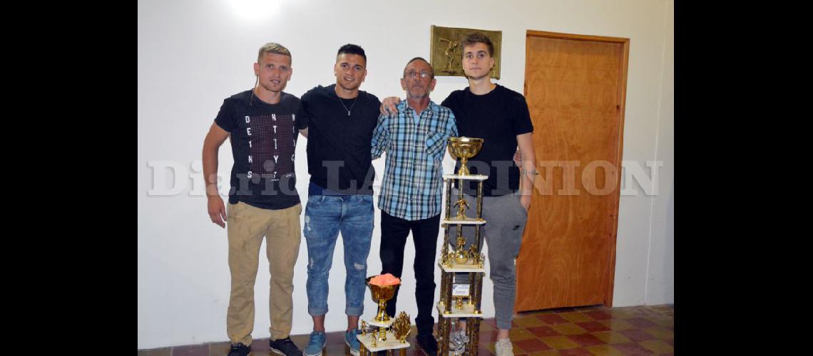  El plantel de Primera División de Juventud recibió el trofeo por el título de la mxima división (LA OPINION)