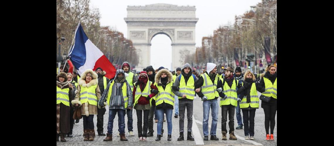  Los chalecos amarillos se manifestaron contra el aumento del costo de vida y los altos impuestos en París (NA)