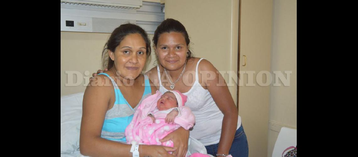  La pequeña Nahiara junto a su mam y a su tía María Celeste (LA OPINION)