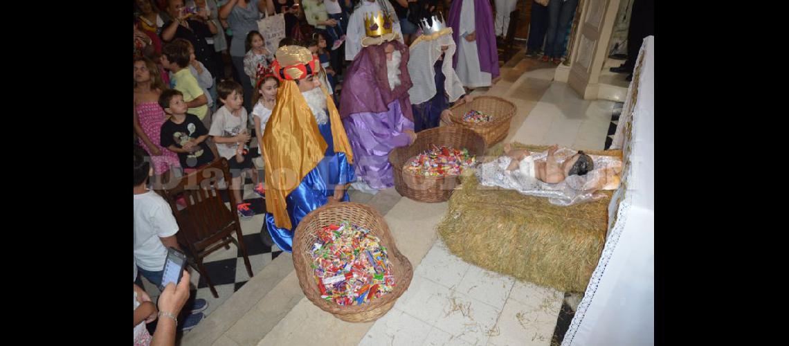  Durante la Fiesta de la Epifanía se recuerda la adoración de los Reyes de Oriente al recién nacido Jesús  (ARCHIVO LA OPINION)